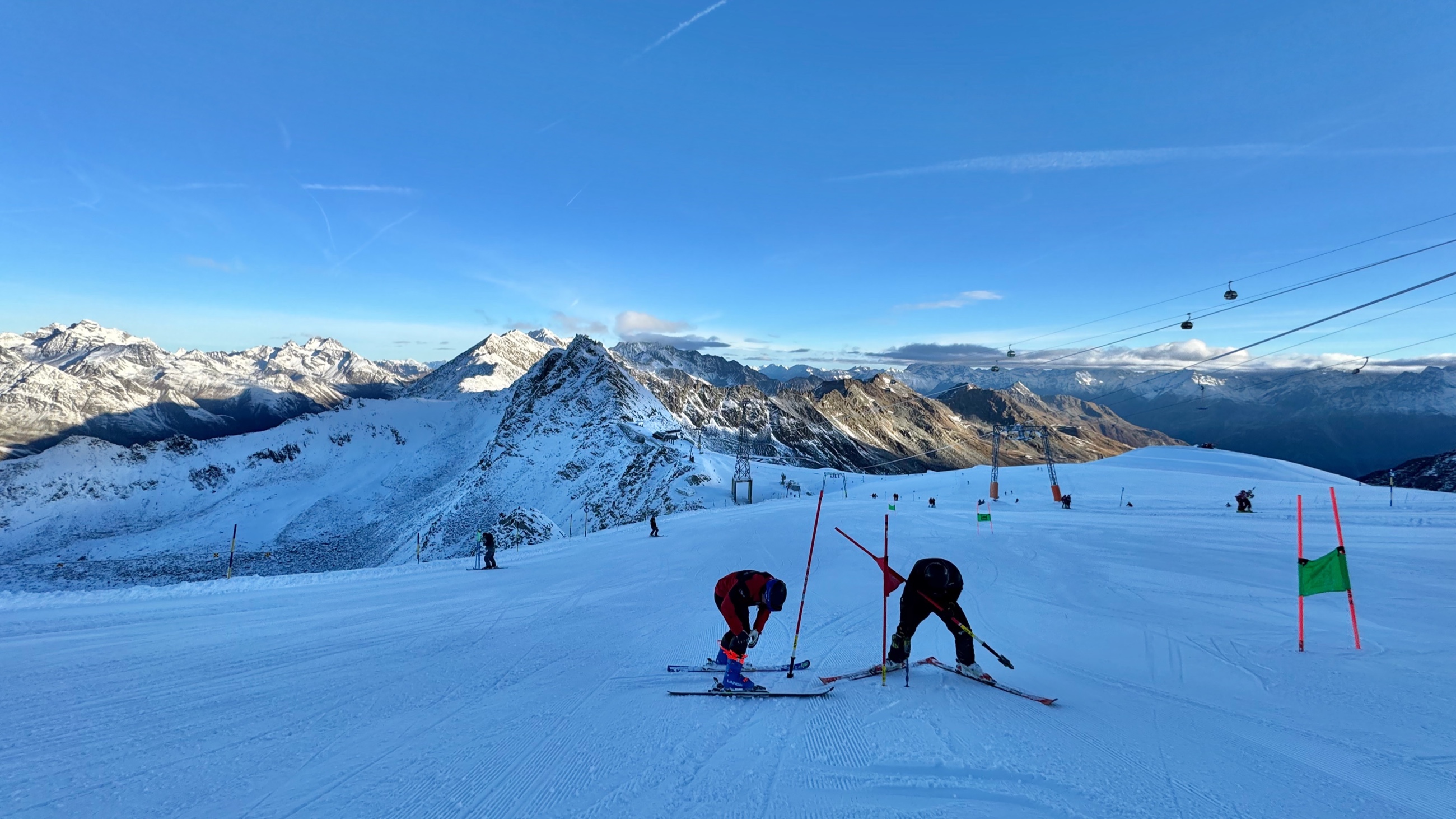 Kinder der RG Albis beim Skitraining auf dem Gletscher