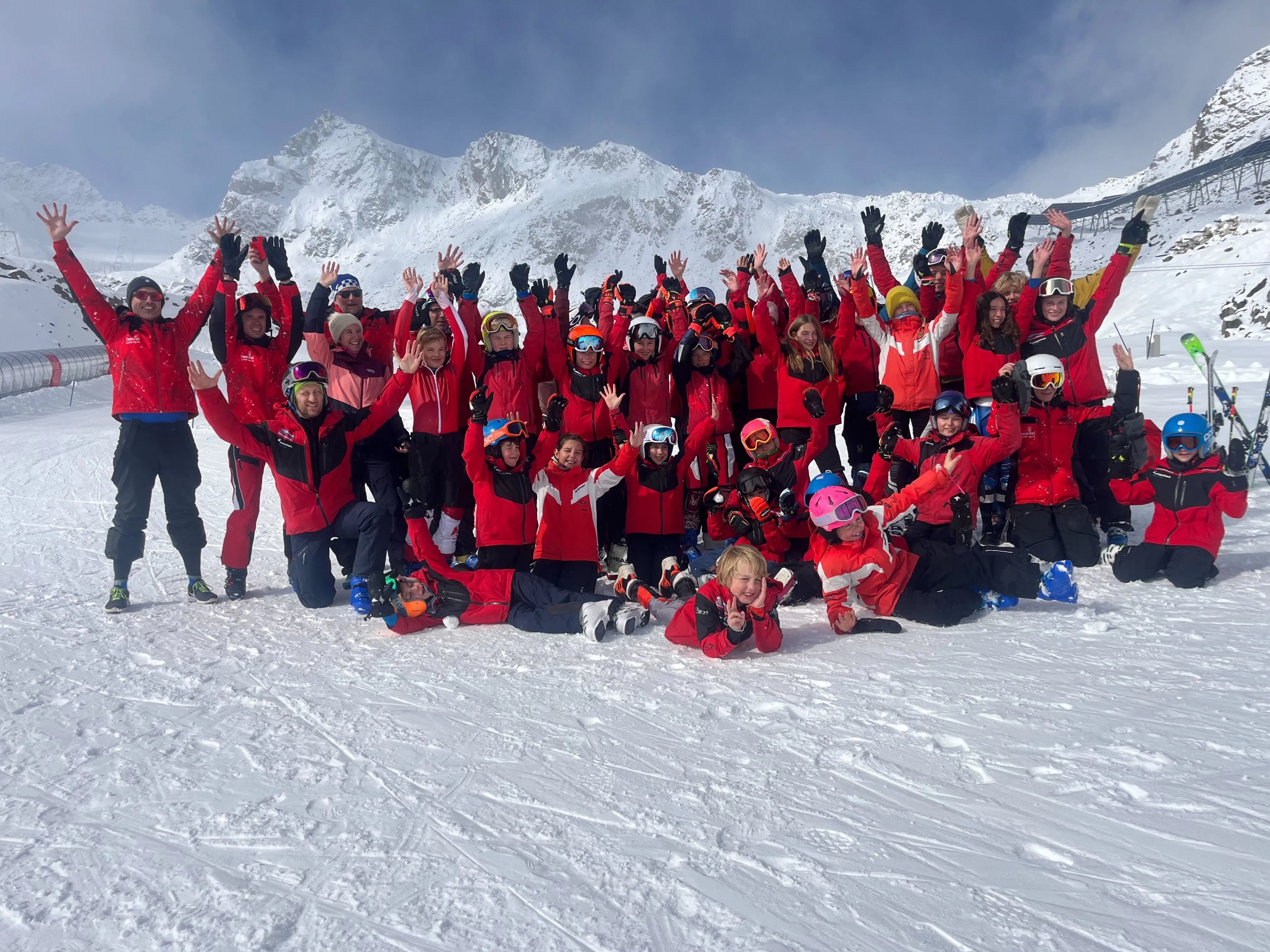 Die Renngruppe Albis gemeinsam im Trainingslager am Gletscher